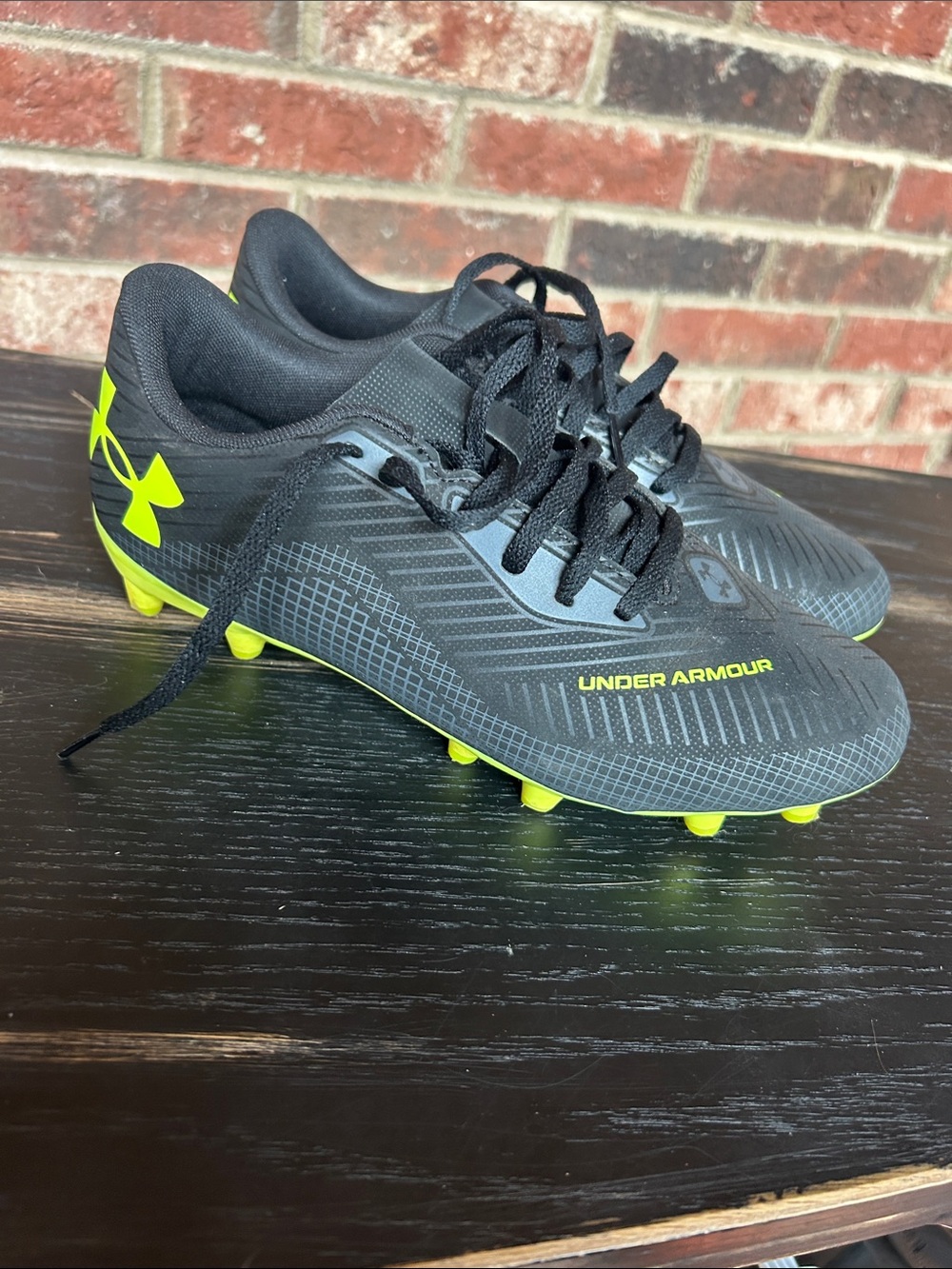 Under Armour Black Kids Athletic Soccer Cleats w/Neon Yellow Accents SZ-6Y